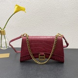Balenciag представляет новую сумку через плечо с цепочкой в форме песочных часов