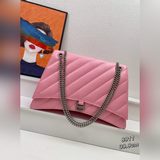 Сумка Balenciaga Paris Crush с цепочкой имеет классическую форму песочных часов,