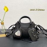 Новейшая модель мотоциклетной сумки Neo cagole от Balenciagα Paris теперь оснаще