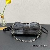 Новая коллекция Balenciag. Одноплечевая сумка с цепочкой под мышкой, можно носит