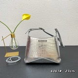Сумка Balenciaα XX hobo с перекрестным ремнем под мышкой обладает стильным дизай