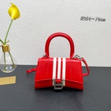 Сумка-песочные часы от Balenciaga и Adidas уже в продаже, вслед за Gucci.