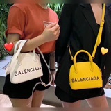 Новая модель сумки Balenciaga Paris в форме ракушки уже в продаже. Это популярна