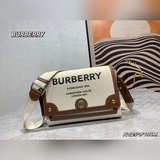 【В комплекте】 Новая модель ранней весны от Burberry – сумка-почтальон из парусин