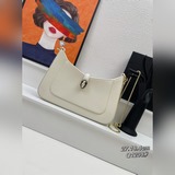 В комплекте с коробкой, долгожданная сумка Bulgari в форме полумесяца под мышкой