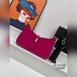 В комплекте с коробкой, долгожданная сумка Bulgari в форме полумесяца под мышкой