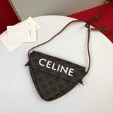 Сумка Celine в форме треугольника, аналогичная модели, представленной в социальн