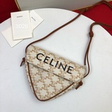 Сумка Celine в форме треугольника, аналогичная модели, представленной в социальн