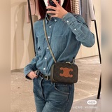 Новая сумка для фотоаппарата Celine с классическим дизайном имеет достаточно мес