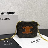 Новая сумка для фотоаппарата Celine с классическим дизайном имеет достаточно мес