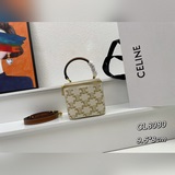 CELIN-E 23s весна-лето — мини-косметичка из гладкой кожи Celine в новом цвете.