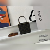 CELIN-E 23s весна-лето — мини-косметичка из гладкой кожи Celine в новом цвете.