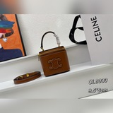 CELIN-E 23s весна-лето — мини-косметичка из гладкой кожи Celine в новом цвете.