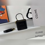CELIN-E 23s весна-лето — мини-косметичка из гладкой кожи Celine в новом цвете.