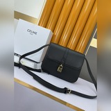 Средняя сумка ABOU из гладкой кожи размером 9 x 6 x 3 дюйма (22 x 16 x 7 см).