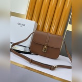 Средняя сумка ABOU из гладкой кожи размером 9 x 6 x 3 дюйма (22 x 16 x 7 см).