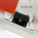 Сумка с крышкой «Маленькая кожаная сумка» поражает воображение. Она украшена тол