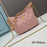 С первого взгляда привлекает внимание популярная модель hobo с подмышечной сумко