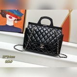 Сумка с ручкой и клапаном от Chane! Мягкая кожа первого слоя в сочетании с сереб