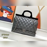 Сумка с ручкой и клапаном от Chane! Мягкая кожа первого слоя в сочетании с сереб