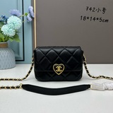 Маленький chanel23ssai Я влюбилась в этот ретро-замок в форме сердца. В коллекци
