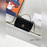 Кожаная сумка Chanel с ручкой. Можно носить через плечо или на плече, цепочка уб