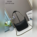 Новая сумка Chanel с большим логотипом в форме багета под мышкой. Новая сумка в 