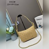 Новая сумка Chanel с большим логотипом в форме багета под мышкой. Новая сумка в 