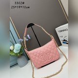 Новая сумка Chanel с большим логотипом в форме багета под мышкой. Новая сумка в 