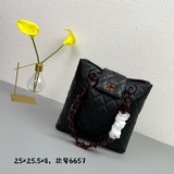 Первая официальная версия сумки Chanel Hippie из кожи бычка, с шоколадным пласти