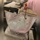 chanel 23p сверхбольшой кожаный логотип, который пользуется популярностью у инте