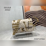 Коробка настолько прекрасна, что не подбираются слова, а сумка с эмблемой Chanel