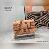 Коробка настолько прекрасна, что не подбираются слова, а сумка с эмблемой Chanel