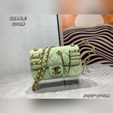 Коробка настолько прекрасна, что не подбираются слова, а сумка с эмблемой Chanel