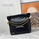 Усовершенствованная версия сумки Chanel 22 сохраняет классический дизайн с ромбо