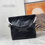 Усовершенствованная версия сумки Chanel 22 сохраняет классический дизайн с ромбо