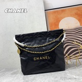 Усовершенствованная версия сумки Chanel 22 сохраняет классический дизайн с ромбо