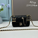 Коробка настолько прекрасна, что не подбираются слова, а сумка с эмблемой Chanel
