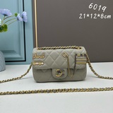 Коробка настолько прекрасна, что не подбираются слова, а сумка с эмблемой Chanel