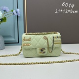 Коробка настолько прекрасна, что не подбираются слова, а сумка с эмблемой Chanel