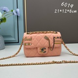 Коробка настолько прекрасна, что не подбираются слова, а сумка с эмблемой Chanel