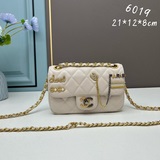 Коробка настолько прекрасна, что не подбираются слова, а сумка с эмблемой Chanel