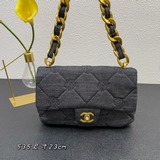 Джинсовая сумка Chanel 2023 cf A Джинсовая сумка очень удобна в носке. Мне очень