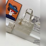 Новая сумка Dior Tote с золотой застежкой воплощает глубокое понимание Dior элег