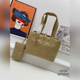 Новая сумка Dior Tote с золотой застежкой воплощает глубокое понимание Dior элег