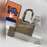 Новая сумка Dior Tote с золотой застежкой воплощает глубокое понимание Dior элег