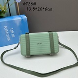 DIOR0 и RIMOWA представляют совместную ограниченную серию небольших чемоданов. С