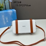 DIOR0 и RIMOWA представляют совместную ограниченную серию небольших чемоданов. С