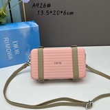DIOR0 и RIMOWA представляют совместную ограниченную серию небольших чемоданов. С