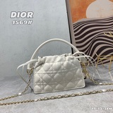 Dior Маленькая сумка из черной кожи с ручкой наверху и шнурком. Эта элегантная м